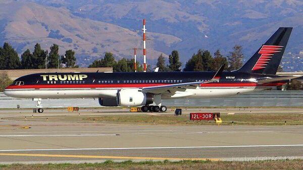 Toate avioanele din flota aeriană prezidențială a SUA vor fi revopsite în curând în culorile preferate ale lui Trump: albastru închis, roșu și auriu, relatează CBS News - Sputnik Moldova