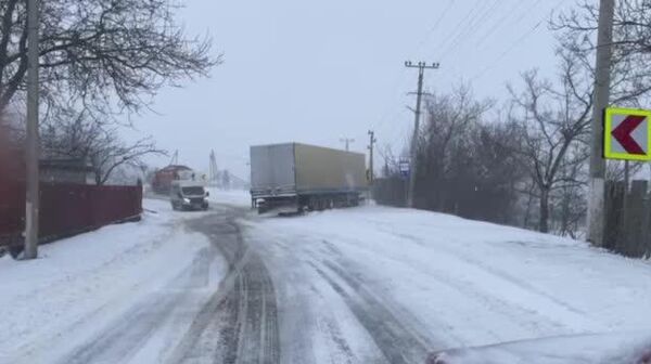 В Чимишлийском районе из-за скользкой дороги фуру занесло на обочину - Sputnik Молдова