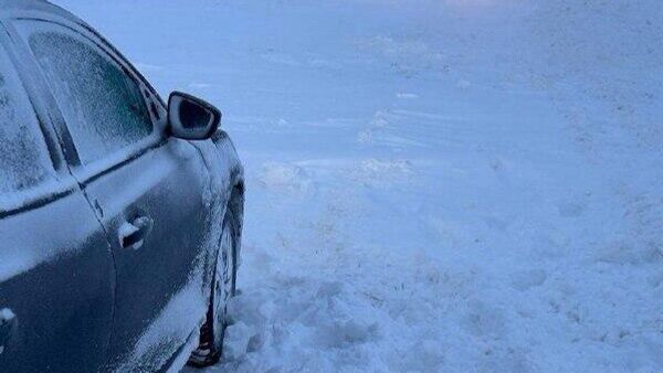 В Кагульском районе, вблизи населённого пункта Бурлэчень, движение транспорта заблокировано из-за обильных снегопадов, сообщили в полиции - Sputnik Молдова