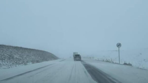 În raionul Cimișlia, din cauza carosabilului alunecos, un camion de mare tonaj a derapat și a ajuns pe marginea drumului - Sputnik Moldova