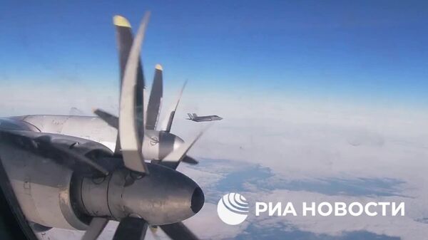 Bombardierele strategice rusești Tu-95MS au efectuat un zbor planificat deasupra apelor neutre ale Mării Bering, cu realimentare în aer - Sputnik Moldova