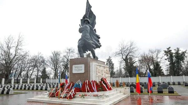 La București, diplomați ai Rusia și Belarus, în ajunul Zilei Apărătorului Patriei, au depus coroane la monumentul soldatului sovietic eliberator - Sputnik Moldova