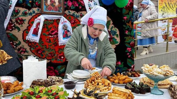 В столице Гагаузии Комрате на площади перед Домом культуры празднуют Масленицу - Sputnik Молдова