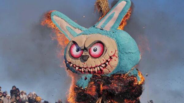 O paiață Labubu a fost arsă în regiunea Lipetsk din Rusia, cu ocazia Masleniței - Sputnik Moldova