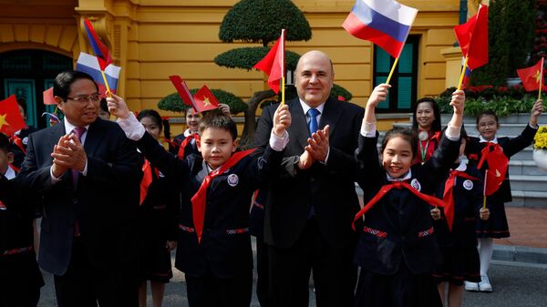 Premierul Rusiei, Mihail Mișustin, și premierul Vietnamului, Phạm Minh Chinh, la ceremonia oficială de întâmpinare din Hanoi, Vietnam - Sputnik Moldova