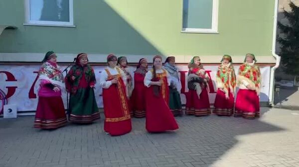 В Русском доме в Кишинёве прошло празднование Масленицы с участием посла России в Молдове Олега Озерова - Sputnik Молдова