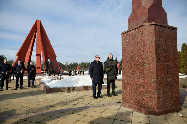 Возложение цветов к Вечному огню на мемориале в Кишиневе 23 февраля 2026 года - Sputnik Молдова