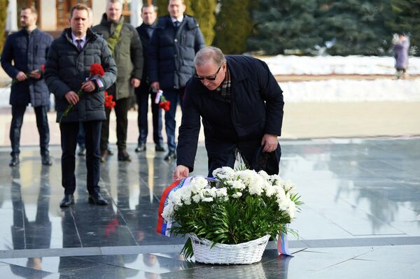 Возложение цветов к Вечному огню на мемориале в Кишиневе 23 февраля 2026 года - Sputnik Молдова
