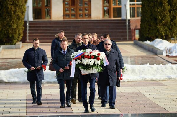 Возложение цветов к Вечному огню на мемориале в Кишиневе 23 февраля 2026 года - Sputnik Молдова