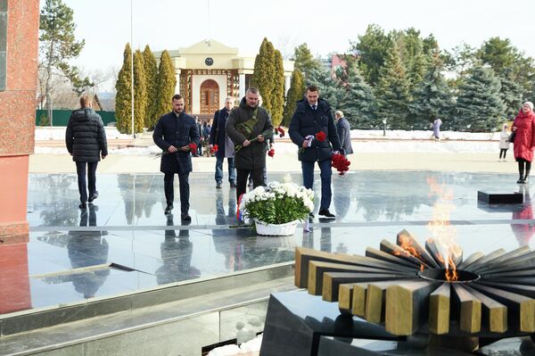 Возложение цветов к Вечному огню на мемориале в Кишиневе 23 февраля 2026 года - Sputnik Молдова