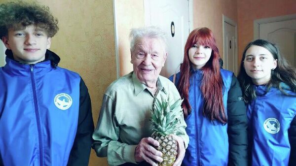 В Дубоссарах волонтёры — ученики городской школы №2 — навестили дома фронтовика Владимира Таламоновича Костенко, чтобы поздравить его с Днём защитника Отечества - Sputnik Молдова