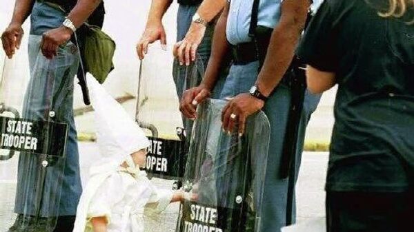 Во время обращения Трампа к Конгрессу демократа с плакатом Черные люди — не обезьяны вывели из зала - Sputnik Молдова