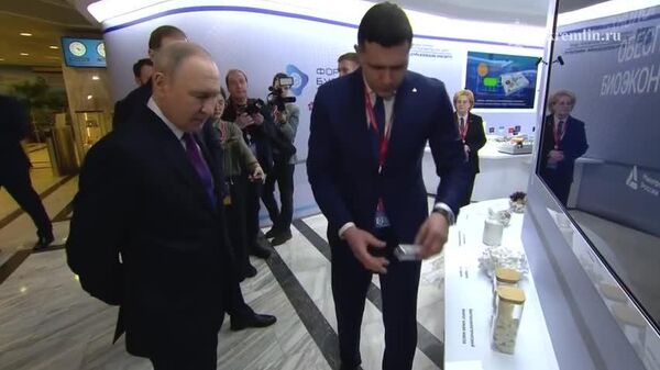 Putin a vizitat expoziția de tehnologii avansate la Forumul Tehnologiilor Viitorului - Sputnik Moldova