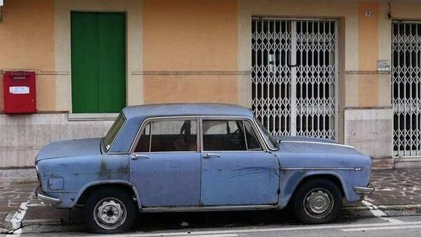 O mașină din Italia a stat atât de mult timp parcată în stradă încât a fost transformată în exponat - Sputnik Moldova
