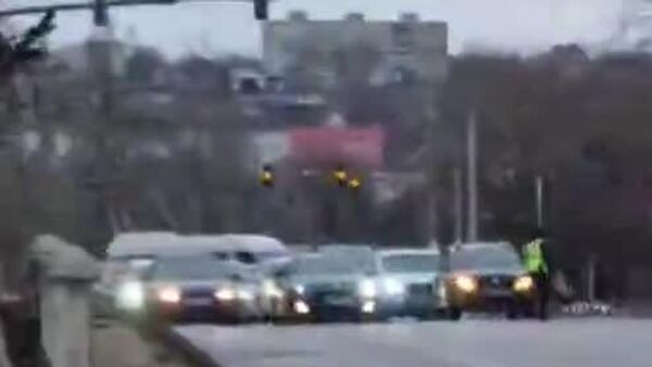 La Chișinău internauții au filmat și postat pe rețea imagini cu polițiști care astupă cu nisip gropile enorme din strada Ismail La Chișinău internauții au filmat și postat pe rețea imagini cu polițiști care astupă cu nisip gropile enorme din strada Ismail - Sputnik Moldova