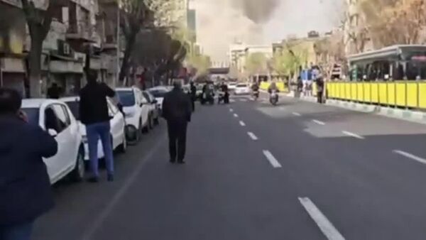 Огромный столб дыма: последствия ударов Израиля по Ирану - Sputnik Молдова