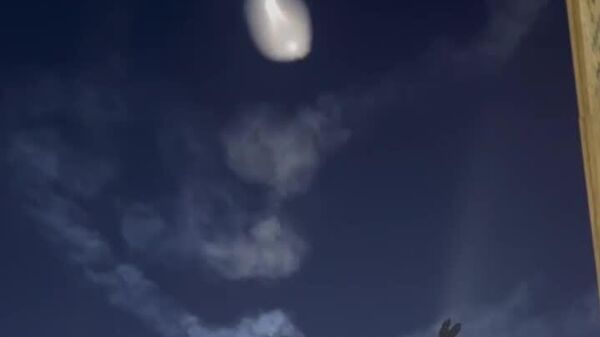 Это не природное явление в небе - такой след оставляют гиперзвуковые ракеты Fattah, которые запустил Иран - Sputnik Молдова