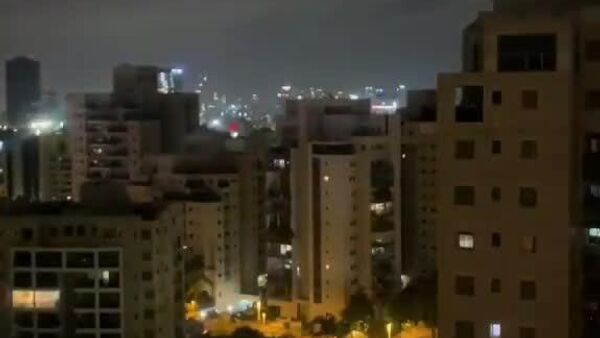 Иранские ракеты продолжают падать на Тель-Авив - Sputnik Молдова