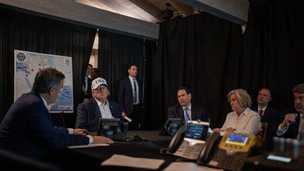 Casa Albă a publicat o fotografie cu Trump urmărind atacul asupra Iranului din Florida; Vance a urmărit din Washington - Sputnik Moldova