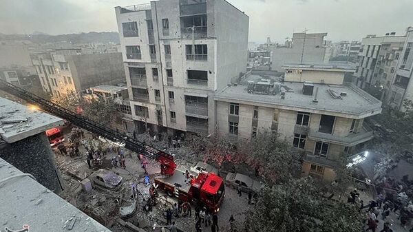 Salvatorii la locul exploziei după atacul SUA din Teheran . - Sputnik Moldova