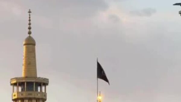 Траурный флаг водрузили над мечетью имама Резы в Мешхеде – родном городе погибшего верховного лидера Ирана Али Хаменеи - Sputnik Молдова