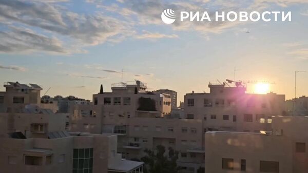 В Тель-Авиве воздушная тревога, жители столицы Израиля в убежищах - Sputnik Молдова