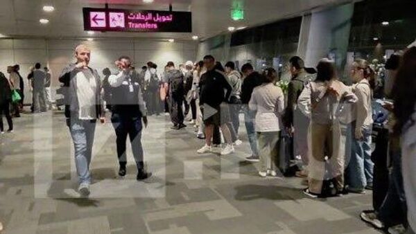 В аэропорту Дохи (Катар) тысячи людей, пытающихся улететь подальше от войны - Sputnik Молдова