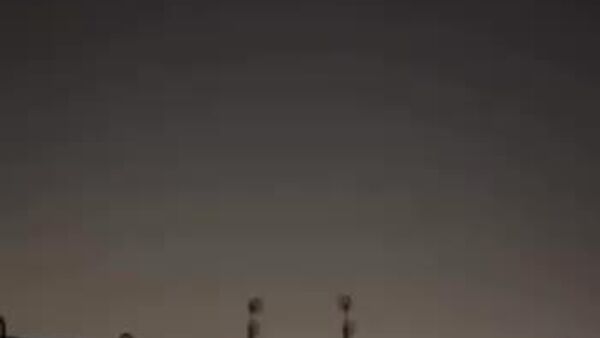 Pe rețelele de socializare circulă imagini care arată cum o rachetă americană antiaeriană Patriot nu a reușit să intercepteze o rachetă iraniană în timpul atacului asupra bazei aeriene Al Udeid din Qatar - Sputnik Moldova