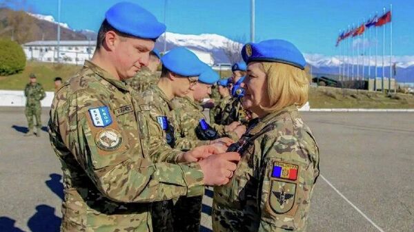 Молдавские военные в Косово, участвующие в KFOR, подарили мэрцишоры своим сослуживцам - Sputnik Молдова