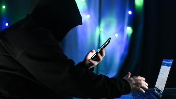 Un bărbat ține în mână un telefon mobil. - Sputnik Moldova