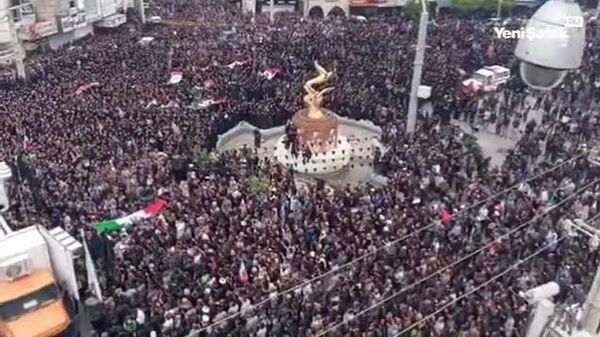 В Иране проходят похороны более 160 иранских школьниц, погибших в результате израильско-американского удара в городе Минаб - Sputnik Молдова