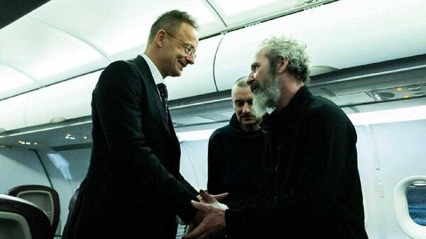 Петер Сийярто опубликовал фото с борта самолёта двух освобождённых Путиным пленных венгров, которые были насильно мобилизованы в ВСУ - Sputnik Молдова