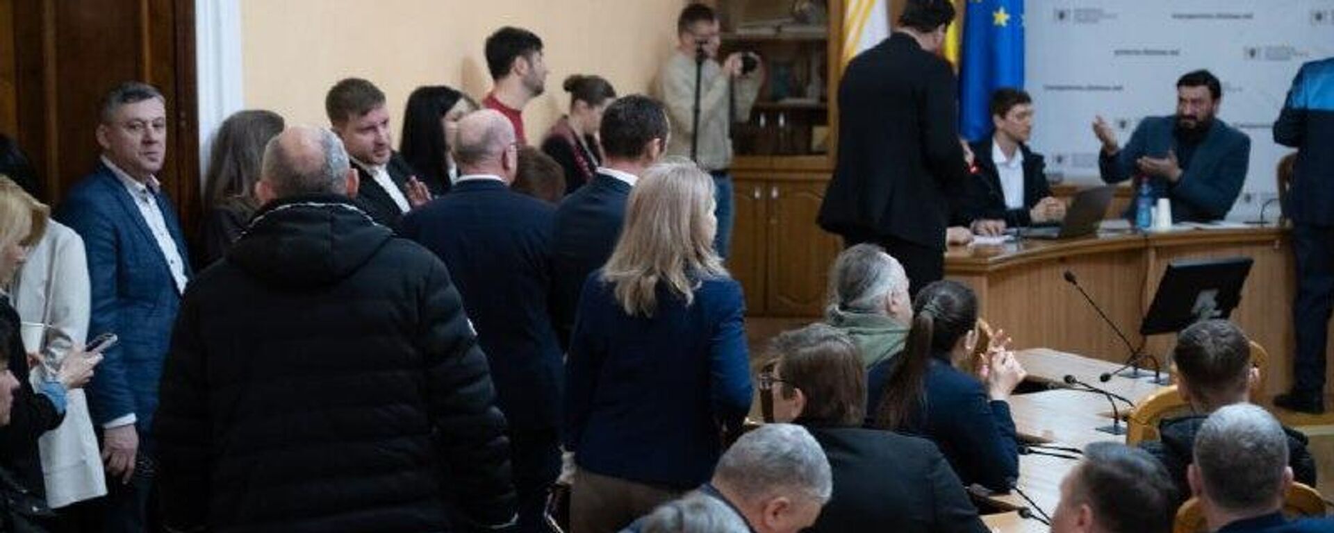 Советники PAS устроили скандал в мэрии Кишинева — потребовали выгнать 100 человек из зала и вызвали полицию - Sputnik Молдова, 1920, 05.03.2026