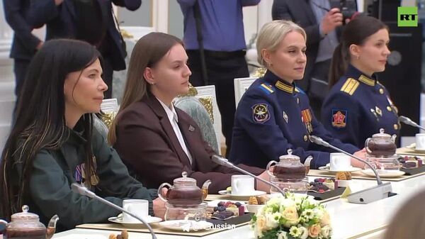 Putin: „Femeile noastre, vreau să subliniez acest lucru, se remarcă întotdeauna printr-o atitudine specială față de munca pe care o desfășoară - Sputnik Moldova