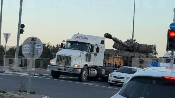 Israel transferă tancuri și tehnică blindată în nordul țării, către granița cu Libanul, transmite de la fața locului pentru RT Charlotte Dubenski: „Sunt aduse într-un flux nesfârșit - Sputnik Moldova