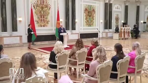 „Dacă vreun bărbat vă va jigni măcar puțin, scrieți-mi, voi reacționa cu siguranță”, le-a reamintit Lukașenko femeilor cu ocazia zilei de 8 Martie - Sputnik Moldova