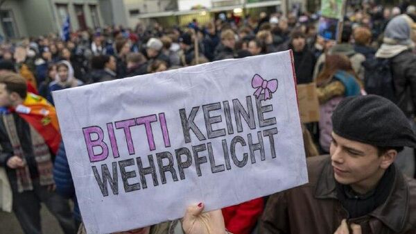 В Германии сегодня школьники снова митинговали против нового закона о военной службе, сообщает WDR - Sputnik Молдова