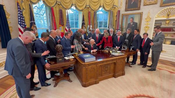 Пасторы совершили коллективную молитву о ниспослании силы Трампу и защите для всех американских военных - Sputnik Молдова