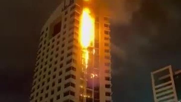 Un zgârie-nori în care se află serviciul de securitate socială al Kuweit arde în capitala țării, Kuwait City, după un atac, relatează postul iranian Press TV - Sputnik Moldova