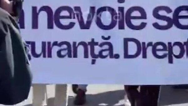 Маршируют те, кому сегодня не дарили цветы - Sputnik Молдова