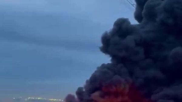 Mașini arse, linii electrice rupte și fum dens — așa arată locul exploziei de la depozitul de petrol „Shahran” din Tehran - Sputnik Moldova