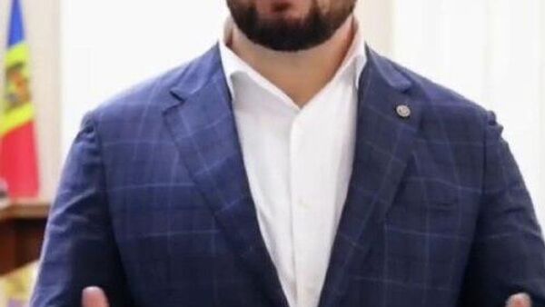 По поводу ситуации на АЗС Молдовы, где водителей ограничивают в объемах заправки, министру энергетики Жунгиету ничего не остаётся, как только разводить руками - Sputnik Молдова