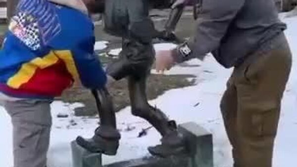 Современные Карабас-Барабас и Дуремар боролись в Святошинском районе Киева с Буратино - Sputnik Молдова