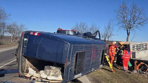 Poliția Republicii Moldova anunță că astǎzi, în jurul orei 09:00, polițiștii din Strășeni au fost sesizați despre producerea unui grav accident rutier pe traseul M-5, în apropierea satului Negrești - Sputnik Moldova