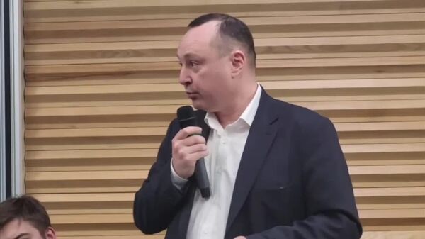 В учебных заведениях Молдовы действует фактический запрет на проведение мероприятий, посвящённых Дню Победы, из-за чего активистам приходится организовывать такие инициативы в партизанских условиях, заявил депутат-социалист Влад Батрынча - Sputnik Молдова