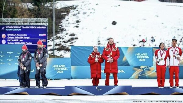 Занявшие второе место немецкие лыжники Линн Казмайер и Флориан Бауманн протестовали против допуска на Паралимпиаду россиян Анастасии Багиян и Сергея Синякина, занявших первое место - Sputnik Молдова