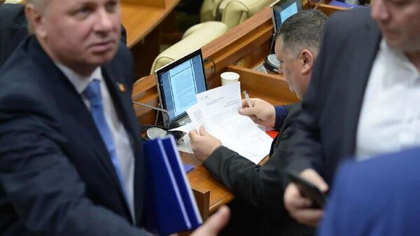 Молдавские оппозиционные депутаты собирают подписи для инициирования проекта отставки спикера Игоря Гросу - Sputnik Молдова
