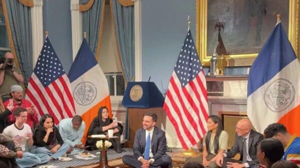 Мэр Нью-Йорка Зохран Мамдани провел рабочее совещание ифтар в здании мэрии города - Sputnik Молдова