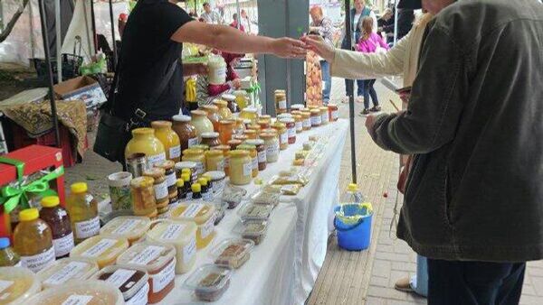 Primăria Chișinău informează că în acest weekend (14-15 martie), în sectoarele Capitalei vor fi desfășurate iarmaroace și târguri cu produse și mărfuri autohtone, cu scopul de a susține producătorii locali și de a oferi orășenilor acces la produse agricole de sezon - Sputnik Moldova