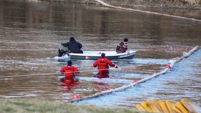 Минобороны публикует фото работ по ликвидации последствий загрязнения воды в реке Днестр